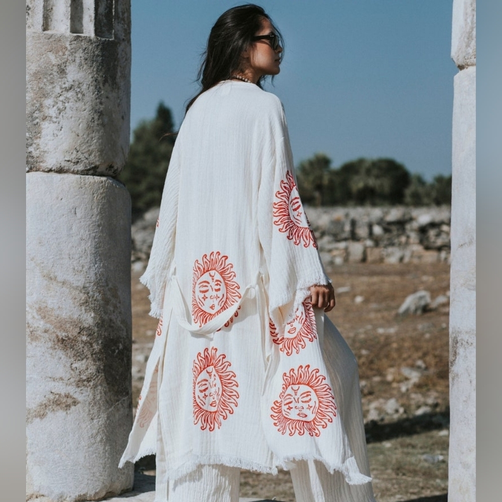 Sun Motif Cream and Orange Kimono Robe Size M/L - Picture 4 of 13